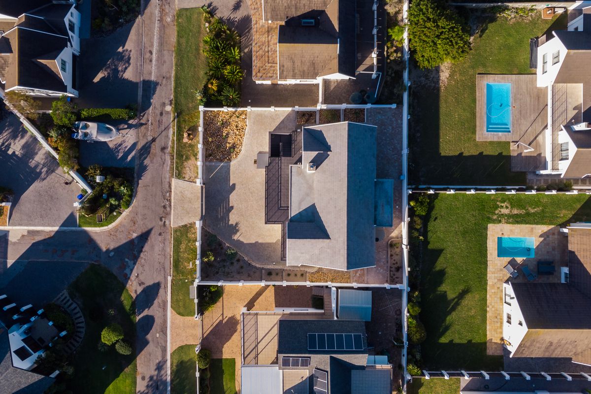 Sun, Style & Canal Vibe Smiles – Just Move In and Live the Dream! - Photo 5