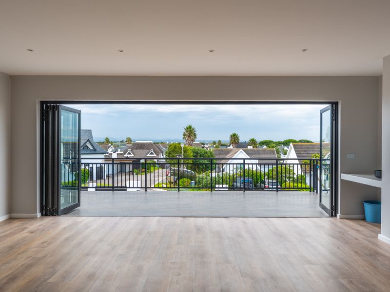 Sun, Style & Canal Vibe Smiles – Just Move In and Live the Dream! - Photo 9