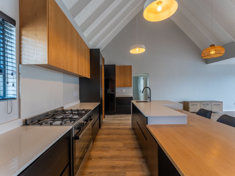 Sun, Style & Canal Vibe Smiles – Just Move In and Live the Dream! - Photo 8