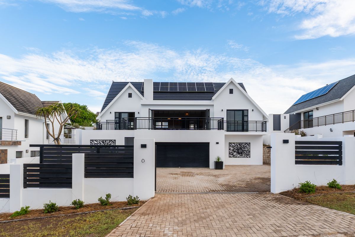 Sun, Style & Canal Vibe Smiles – Just Move In and Live the Dream! - Photo 4