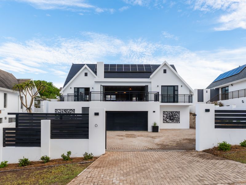 Sun, Style & Canal Vibe Smiles – Just Move In and Live the Dream! - Photo 4