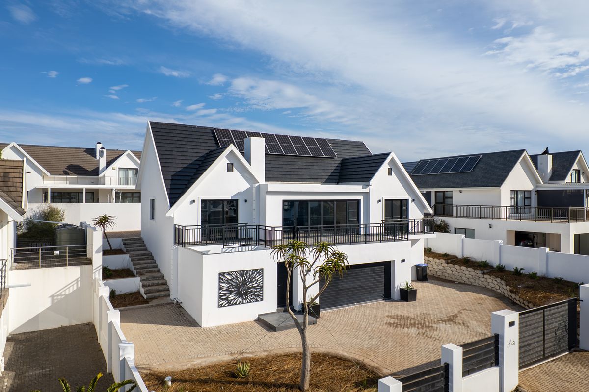 Sun, Style & Canal Vibe Smiles – Just Move In and Live the Dream! - Photo 3