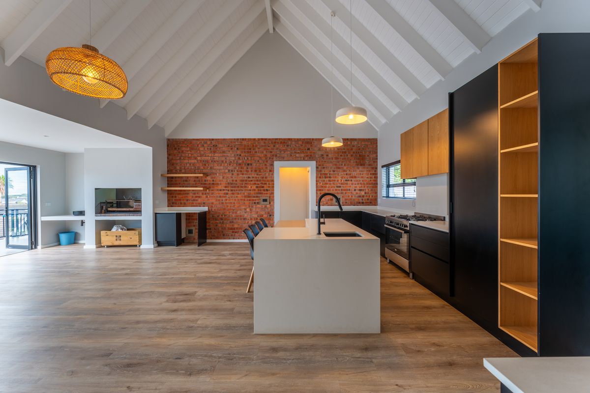 Sun, Style & Canal Vibe Smiles – Just Move In and Live the Dream! - Photo 2