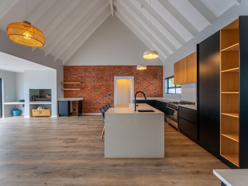 Sun, Style & Canal Vibe Smiles – Just Move In and Live the Dream! - Photo 2