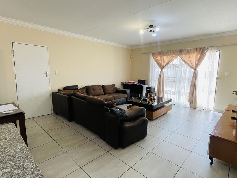 Spacious Family Home - Photo 5