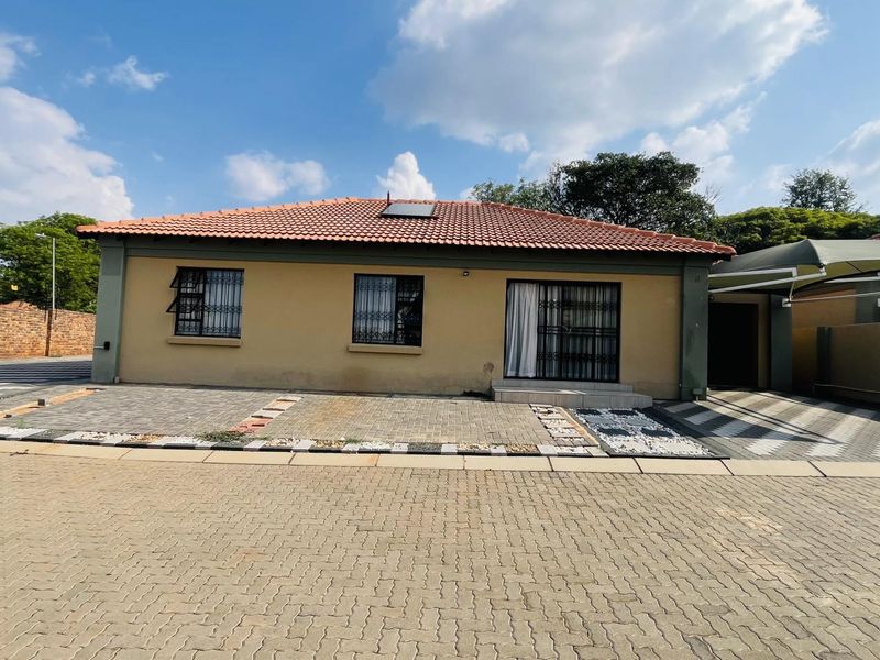 Spacious Family Home - Photo 2