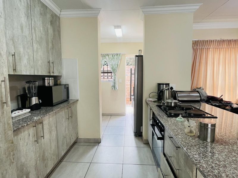 Spacious Family Home - Photo 3