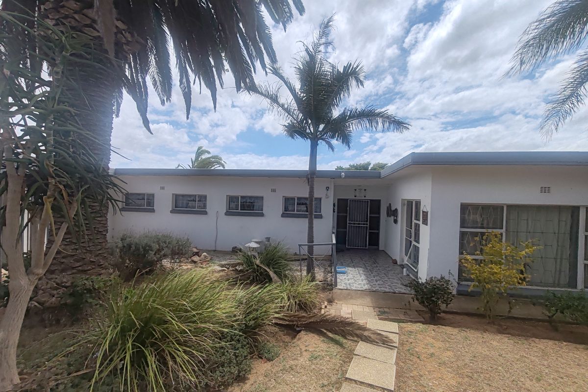 4-bedroom home for sale in Heuwelkruin with separate flat. - Photo 2