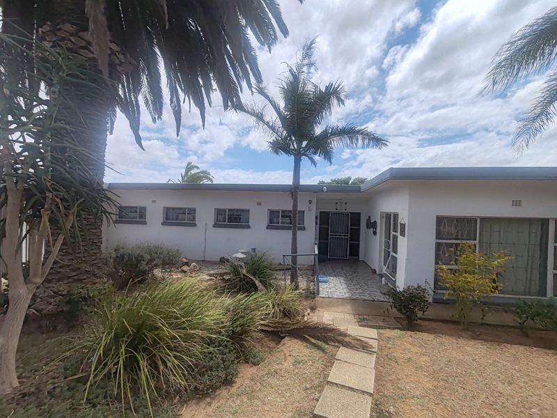 4-bedroom home for sale in Heuwelkruin with separate flat. - Photo 2