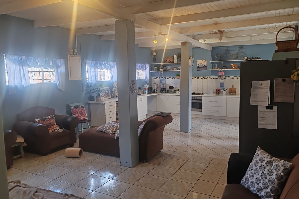 4-bedroom home for sale in Heuwelkruin with separate flat. - Photo 4