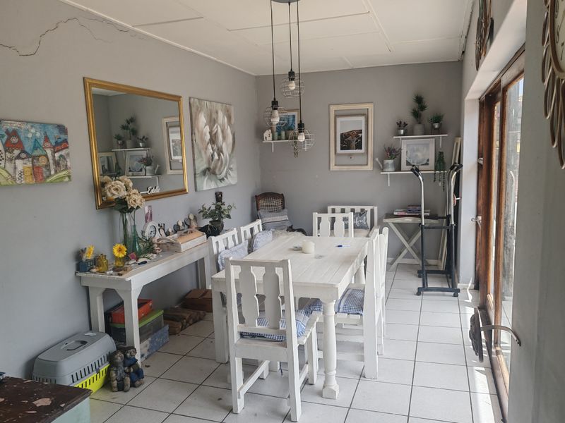 4-bedroom home for sale in Heuwelkruin with separate flat. - Photo 10