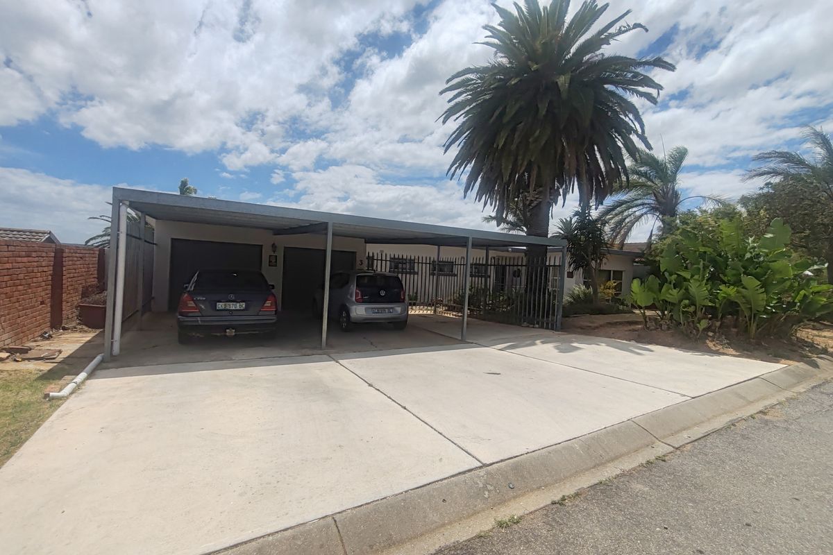 4-bedroom home for sale in Heuwelkruin with separate flat. - Photo 3