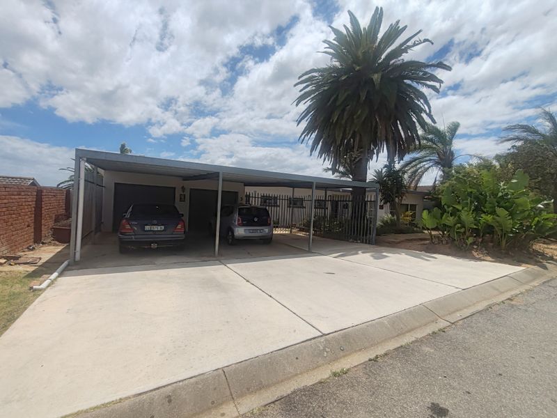 4-bedroom home for sale in Heuwelkruin with separate flat. - Photo 3