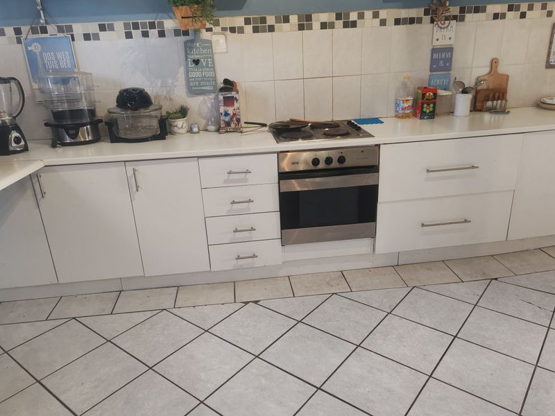 4-bedroom home for sale in Heuwelkruin with separate flat. - Photo 8