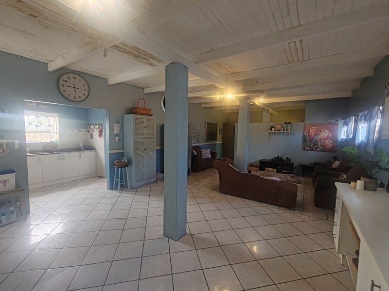 4-bedroom home for sale in Heuwelkruin with separate flat. - Photo 6