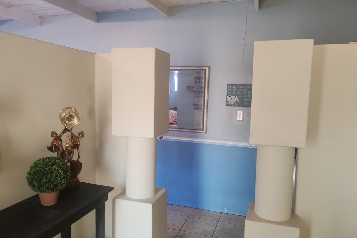 4-bedroom home for sale in Heuwelkruin with separate flat. - Photo 5