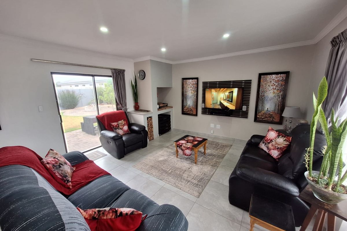 Spacious Single-Level Living in Popular Fountains Estate - Photo 5