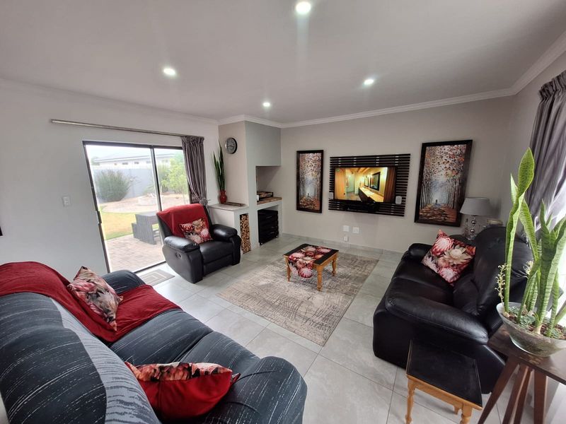 Spacious Single-Level Living in Popular Fountains Estate - Photo 5