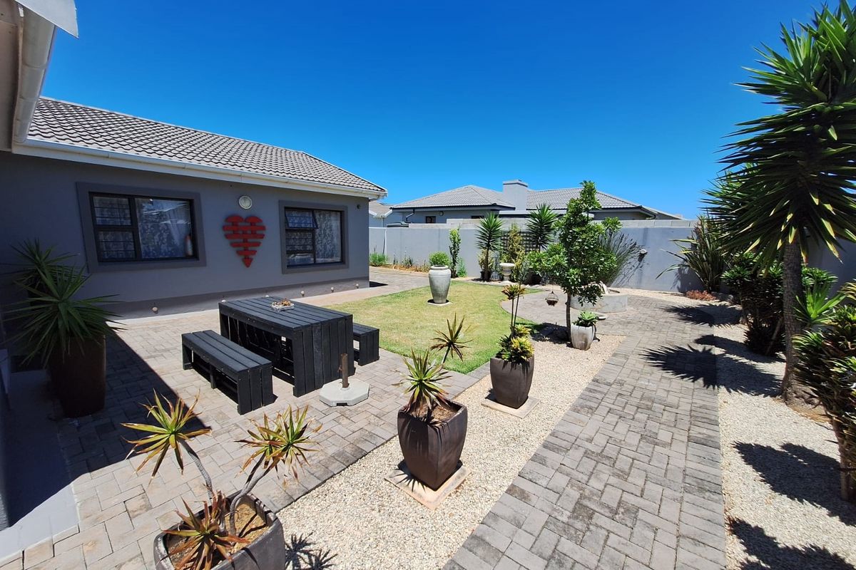 Spacious Single-Level Living in Popular Fountains Estate - Photo 3