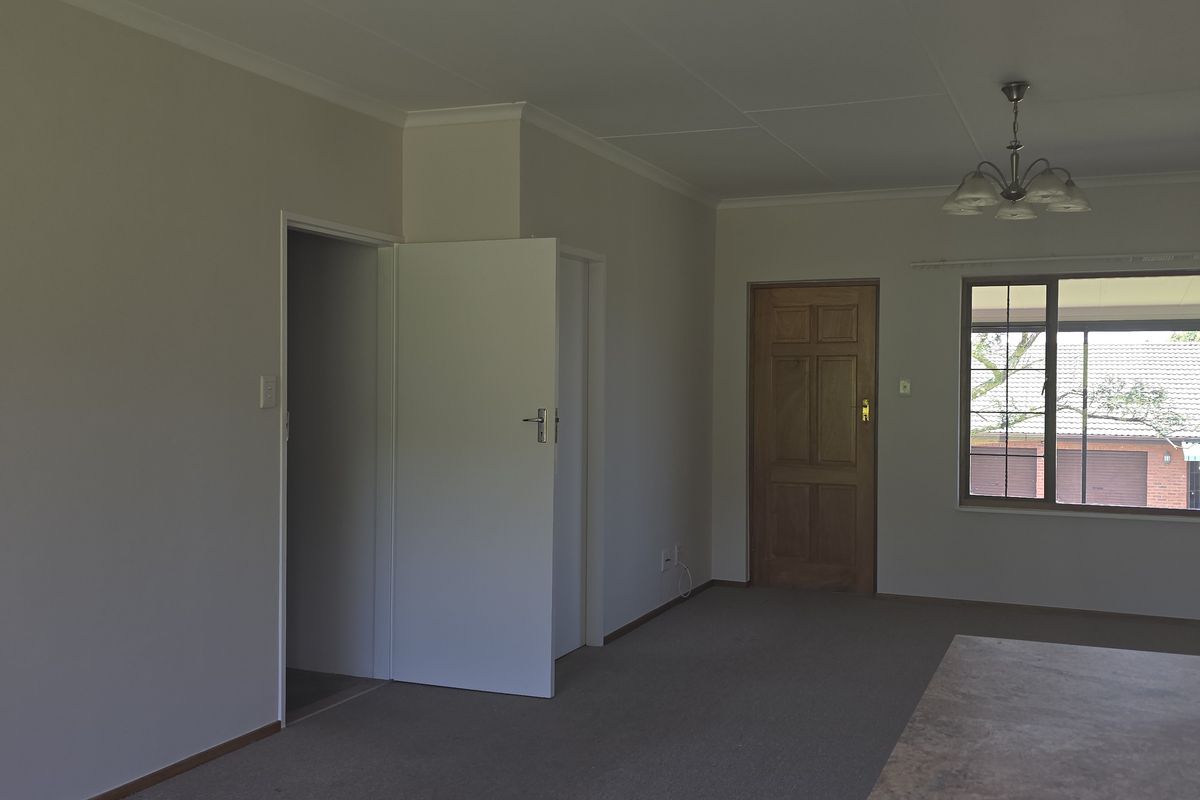 BEAUTIFULLY POSITIONED SPARROW - Photo 3