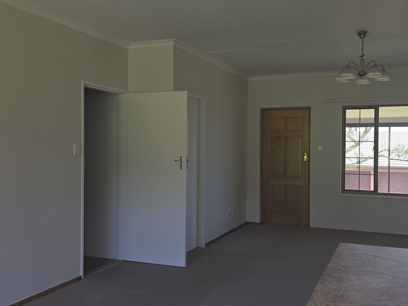 BEAUTIFULLY POSITIONED SPARROW - Photo 3