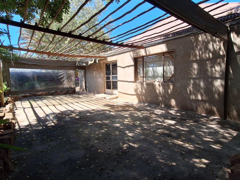 House with boma and workspace for sale - Photo 3