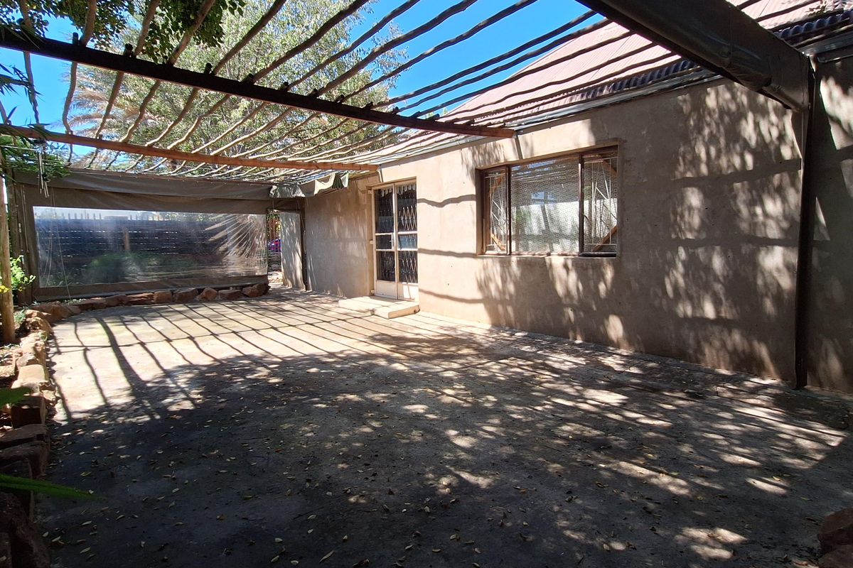 House with boma and workspace for sale - Photo 3