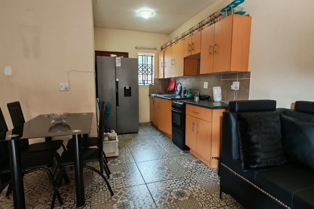 Comfortable 2-Bedroom Apartment in the Heart of Rustenburg Central - Photo 4