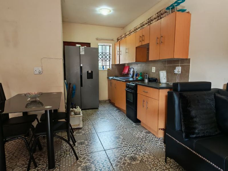 Comfortable 2-Bedroom Apartment in the Heart of Rustenburg Central - Photo 4