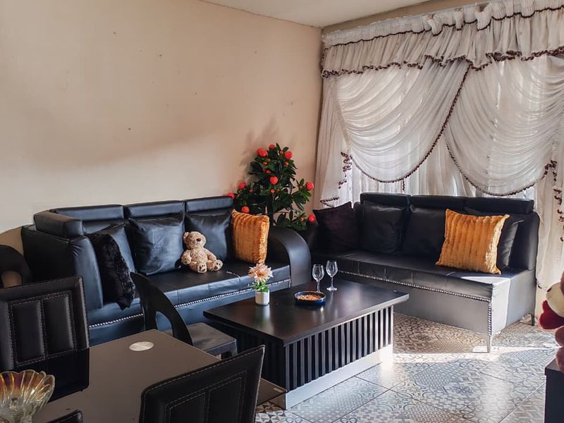 Comfortable 2-Bedroom Apartment in the Heart of Rustenburg Central - Photo 2