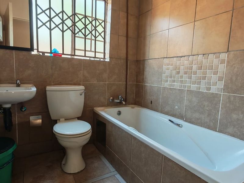 Comfortable 2-Bedroom Apartment in the Heart of Rustenburg Central - Photo 10