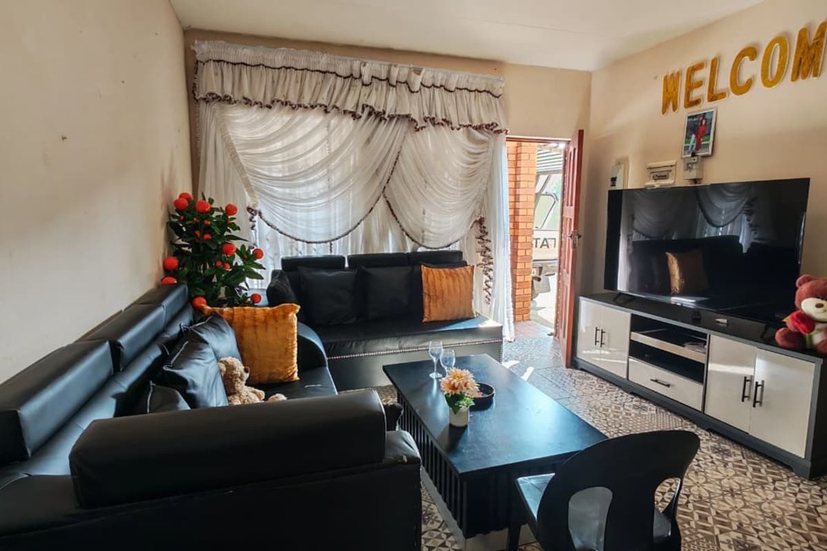 Comfortable 2-Bedroom Apartment in the Heart of Rustenburg Central - Photo 3
