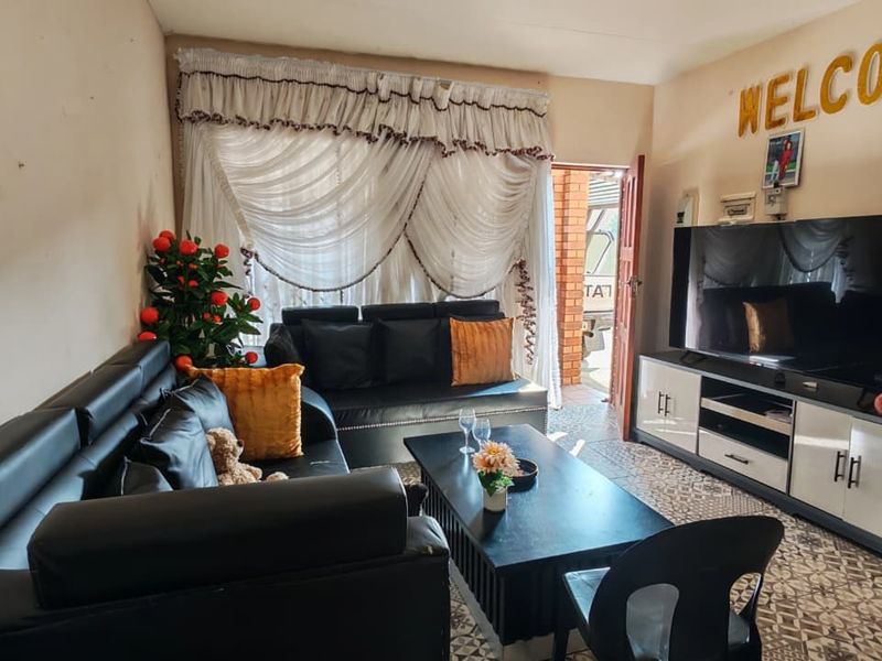 Comfortable 2-Bedroom Apartment in the Heart of Rustenburg Central - Photo 3