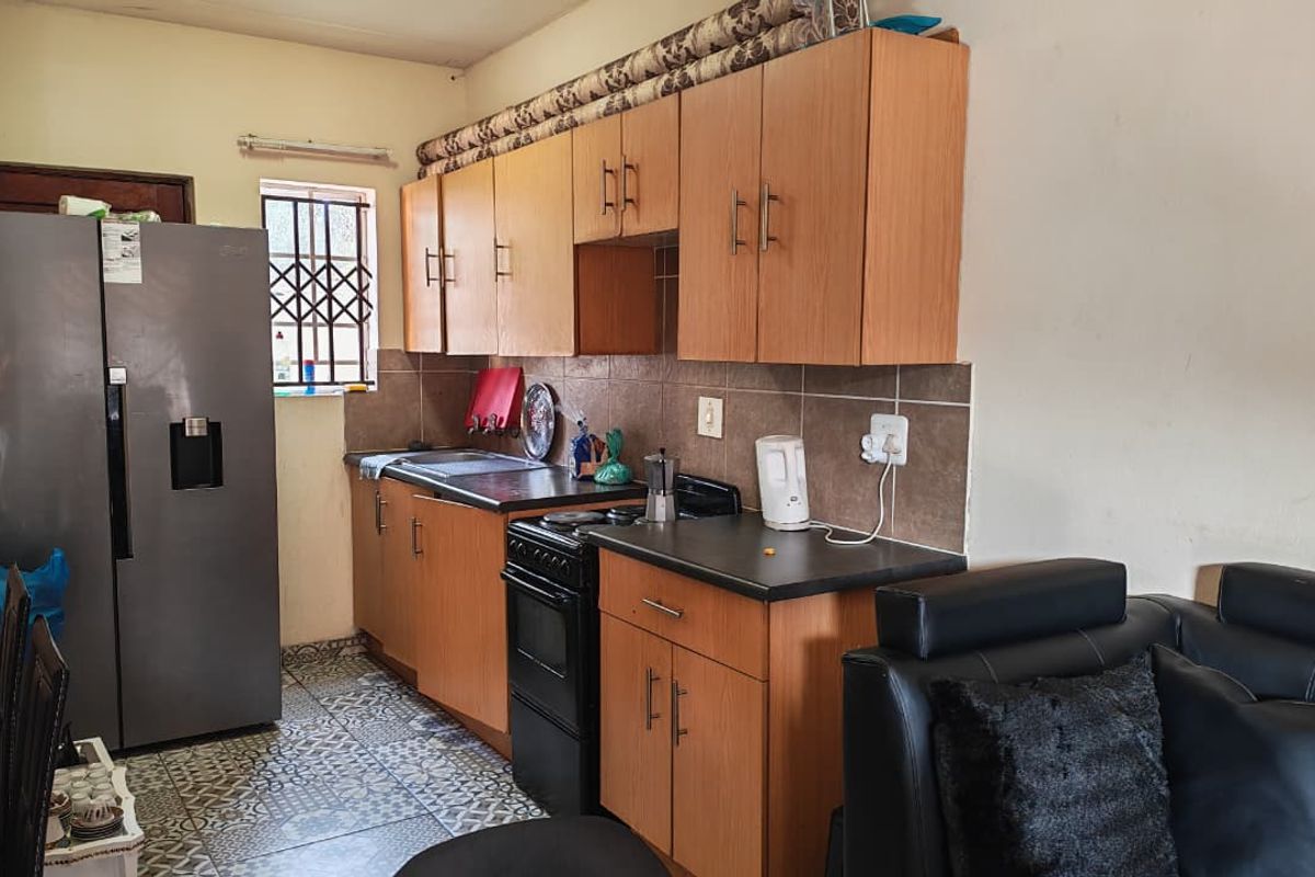 Comfortable 2-Bedroom Apartment in the Heart of Rustenburg Central - Photo 5