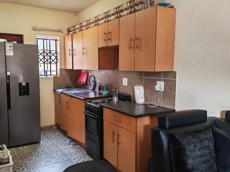 Comfortable 2-Bedroom Apartment in the Heart of Rustenburg Central - Photo 5