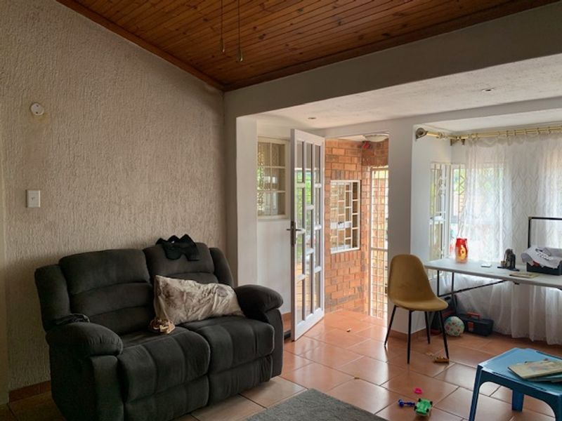 Spacious Family Retreat in Shallcross - Photo 7