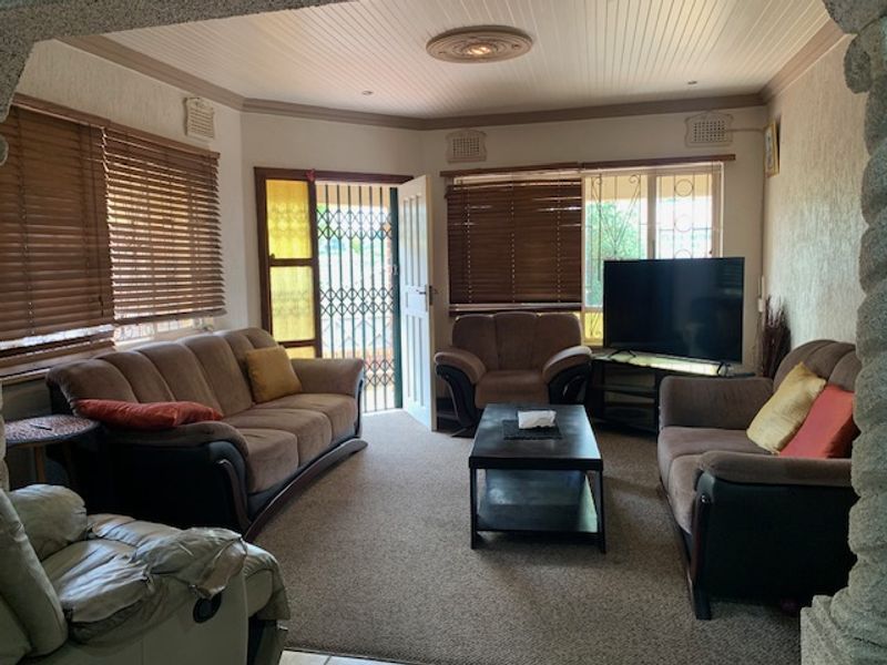 Spacious Family Retreat in Shallcross - Photo 6