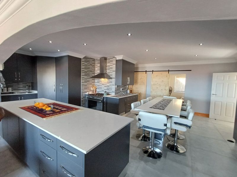 Exceptional 501 m2 multi-generational home with sea views - Photo 4