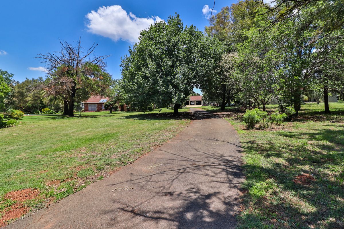 LUXURY AUCTION | ICONIC EIKENHOF ESTATE OPPORTUNITY!!! - Photo 2