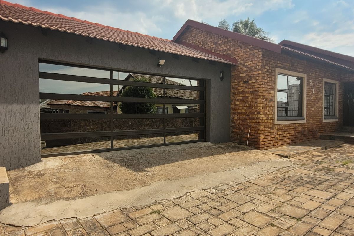 Well-Looked After Family Home! - Photo 4