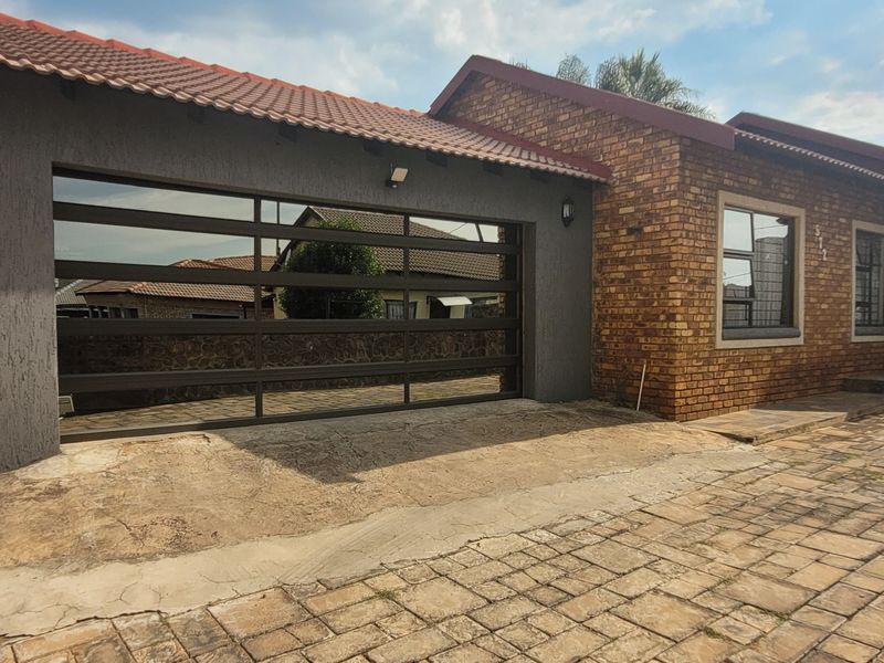 Well-Looked After Family Home! - Photo 4