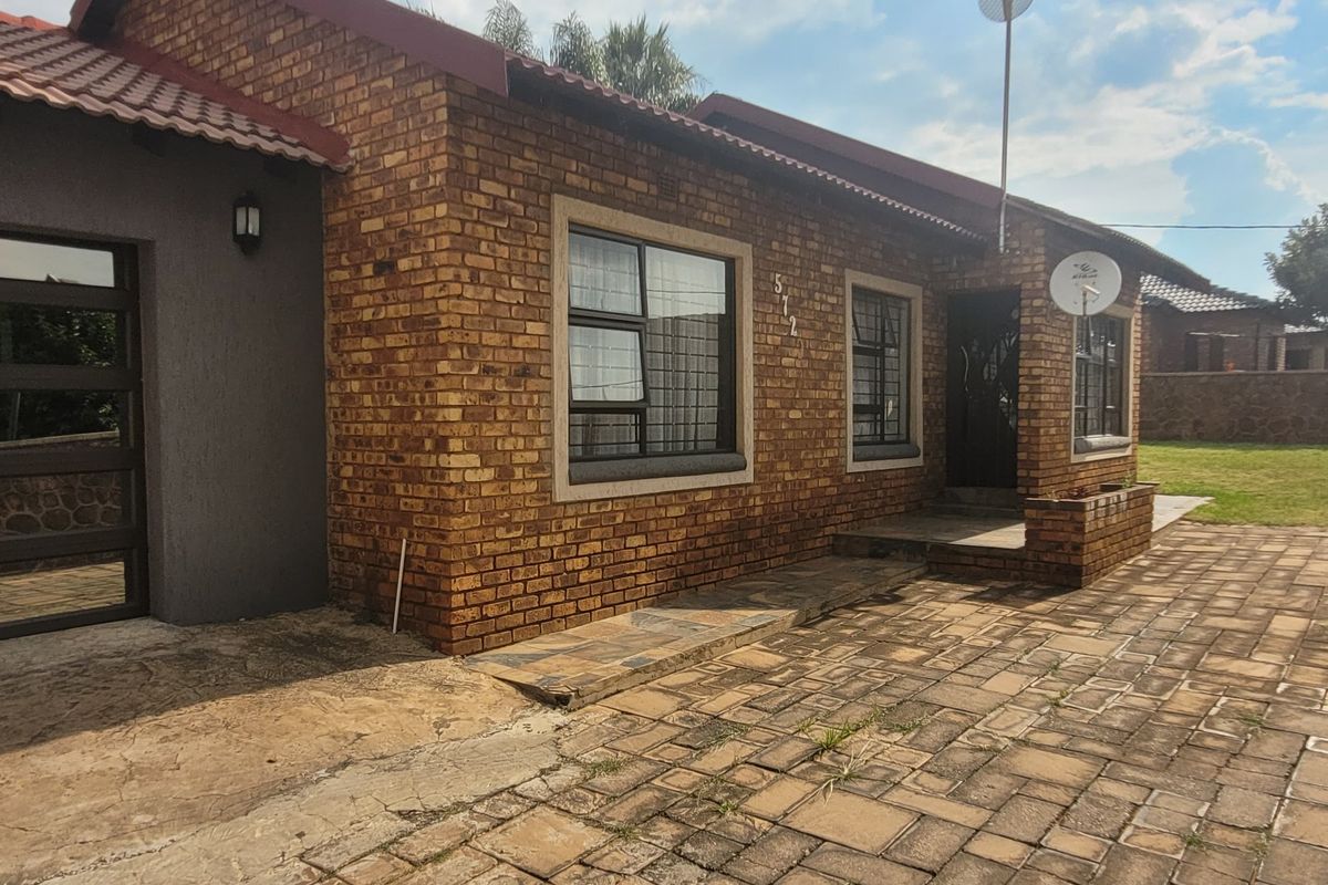 Well-Looked After Family Home! - Photo 5