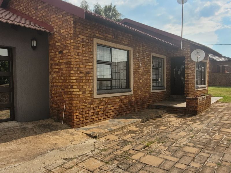 Well-Looked After Family Home! - Photo 5