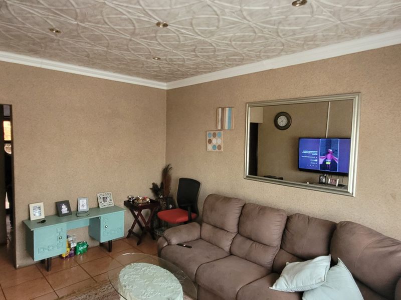 Well-Looked After Family Home! - Photo 10