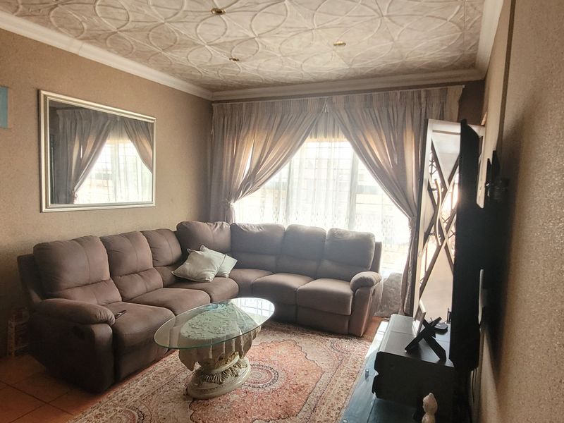 Well-Looked After Family Home! - Photo 9