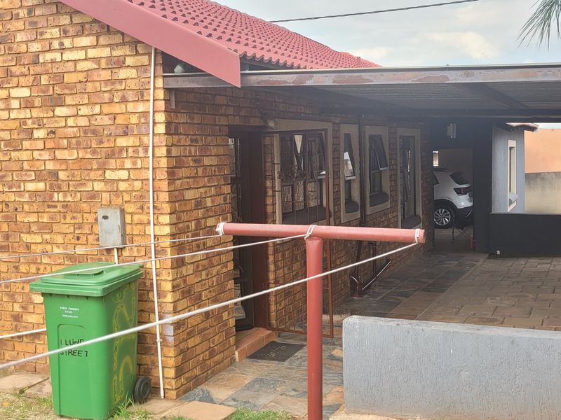 Well-Looked After Family Home! - Photo 8