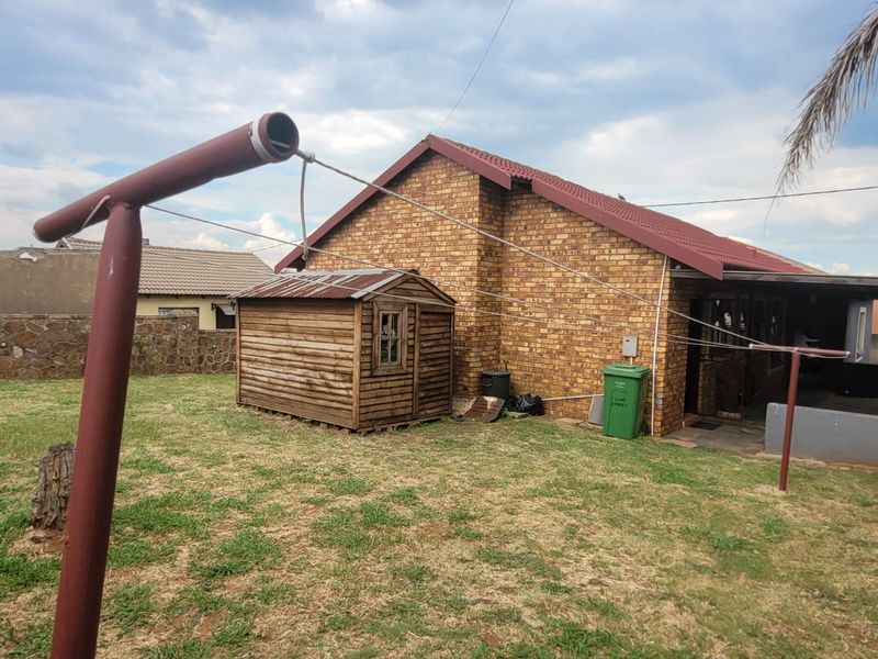 Well-Looked After Family Home! - Photo 7