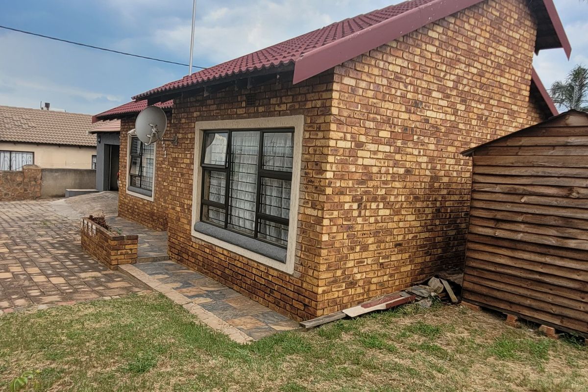 Well-Looked After Family Home! - Photo 2