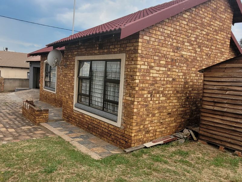 Well-Looked After Family Home! - Photo 2