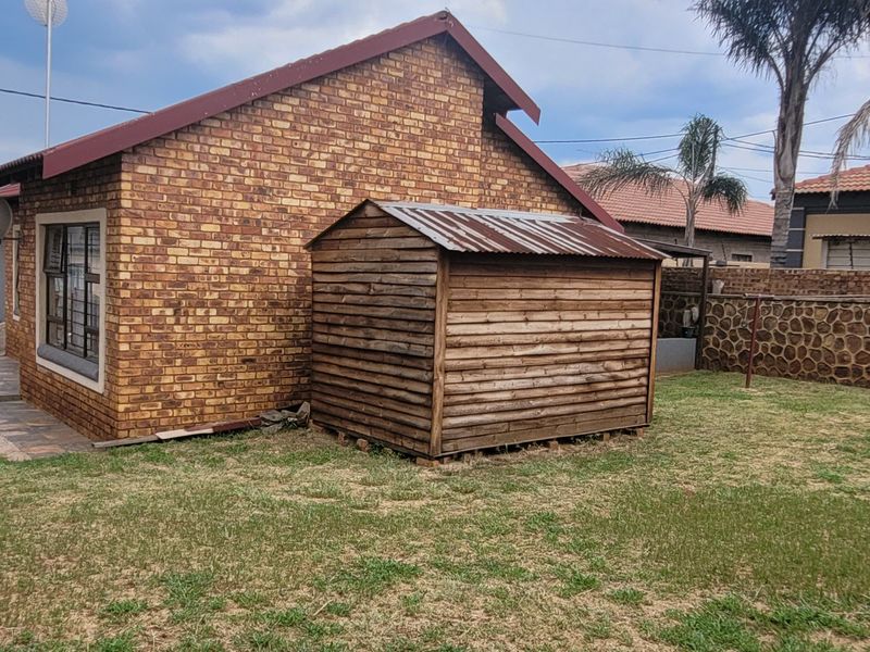 Well-Looked After Family Home! - Photo 6